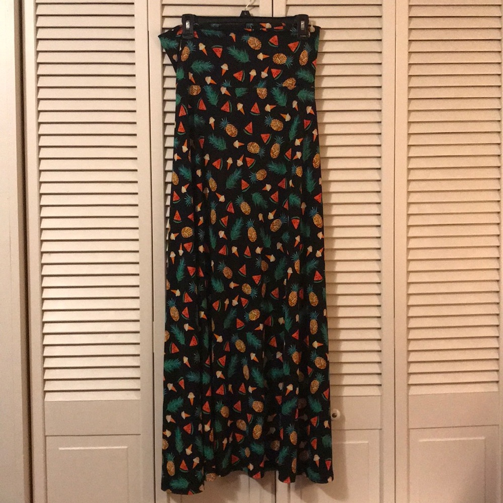 Medium Summer Maxi, Black background